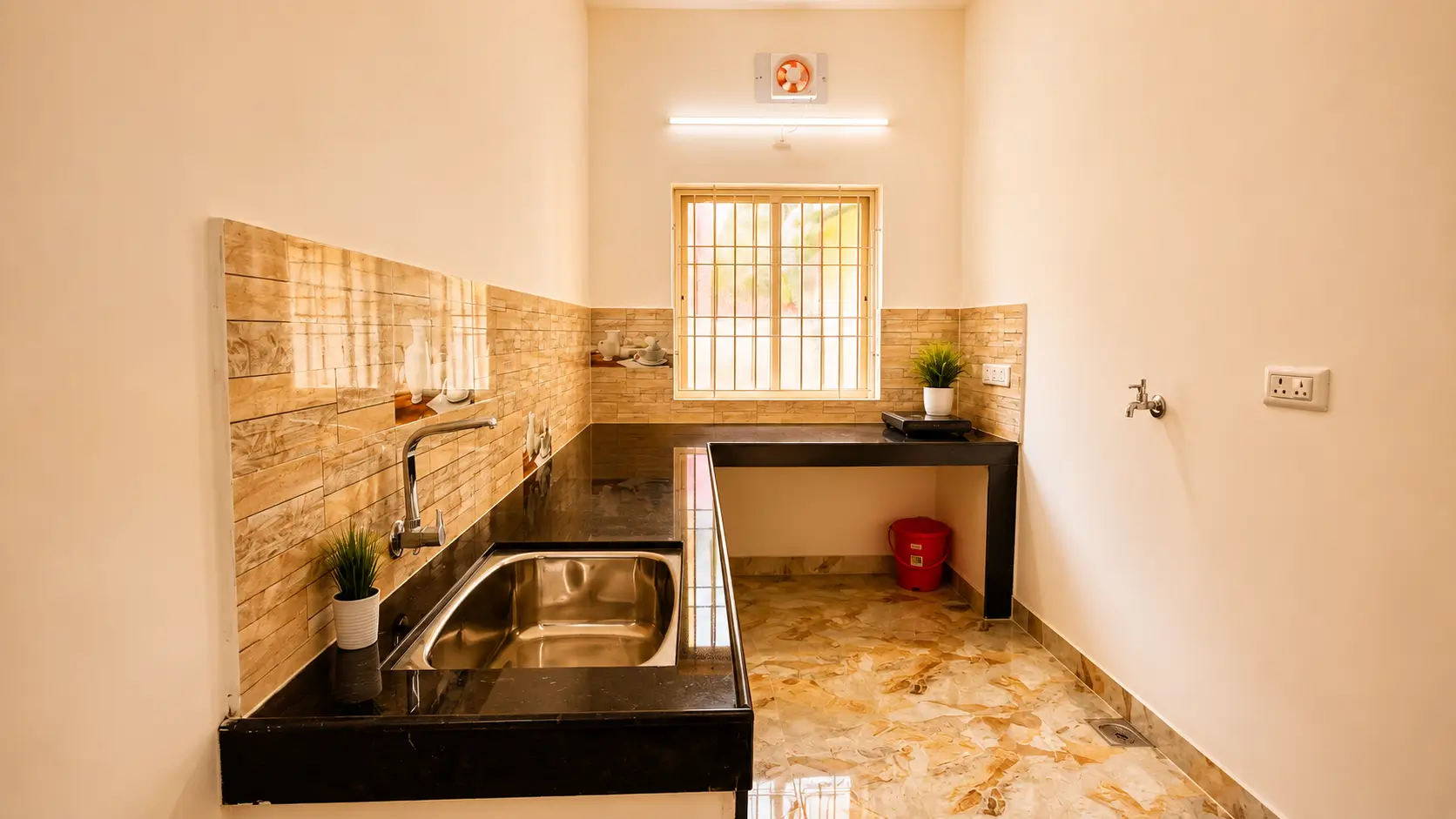 Courtyard &amp; kitchen